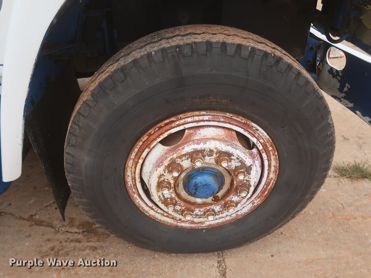 image for item IP9878 1988 International S1700  flatbed truck