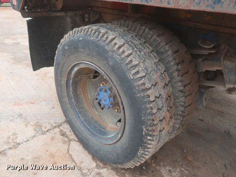 image for item IP9878 1988 International S1700  flatbed truck