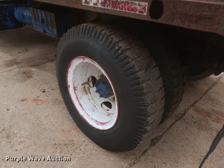 image for item IP9878 1988 International S1700  flatbed truck