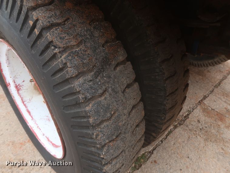 image for item IP9878 1988 International S1700  flatbed truck