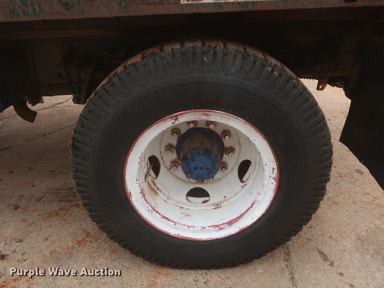 image for item IP9878 1988 International S1700  flatbed truck