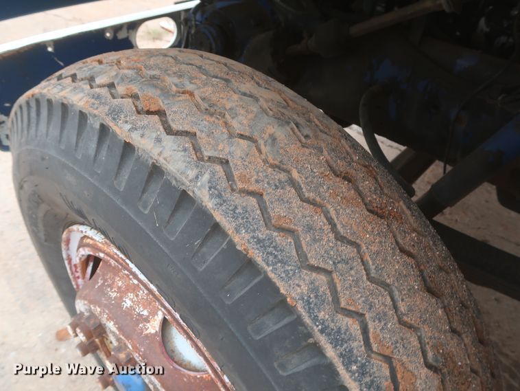 image for item IP9878 1988 International S1700  flatbed truck