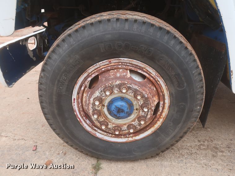 image for item IP9878 1988 International S1700  flatbed truck