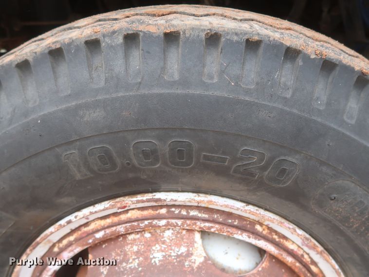 image for item IP9878 1988 International S1700  flatbed truck