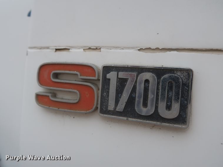 image for item IP9878 1988 International S1700  flatbed truck