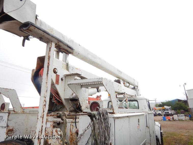 image for item IP9884 1998 International 4700  bucket truck