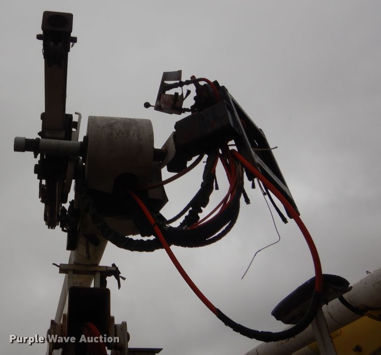 image for item IP9884 1998 International 4700  bucket truck