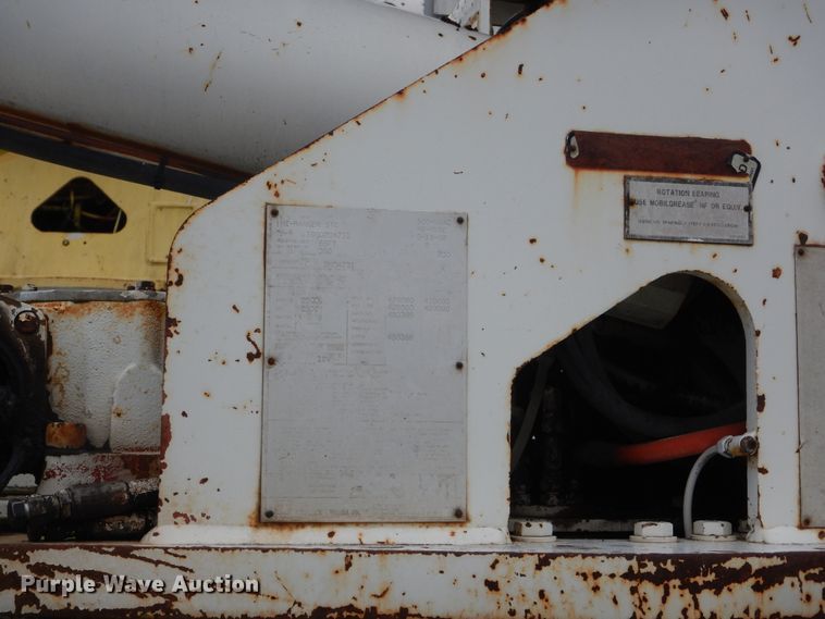 image for item IP9884 1998 International 4700  bucket truck