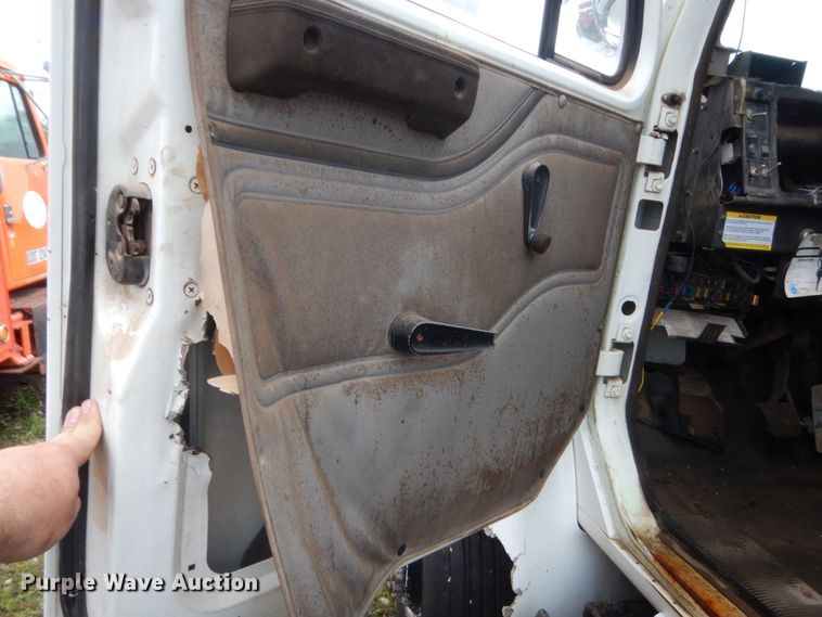 image for item IP9884 1998 International 4700  bucket truck