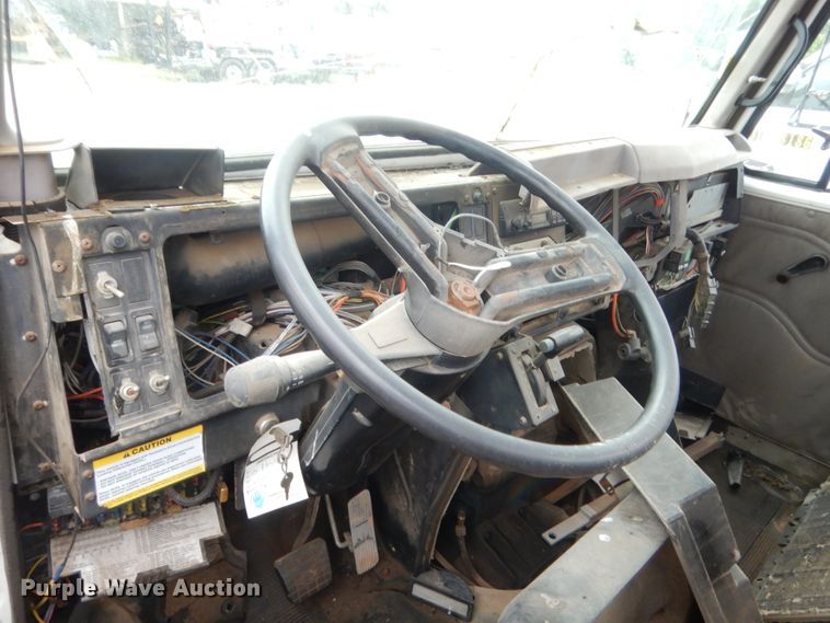 image for item IP9884 1998 International 4700  bucket truck