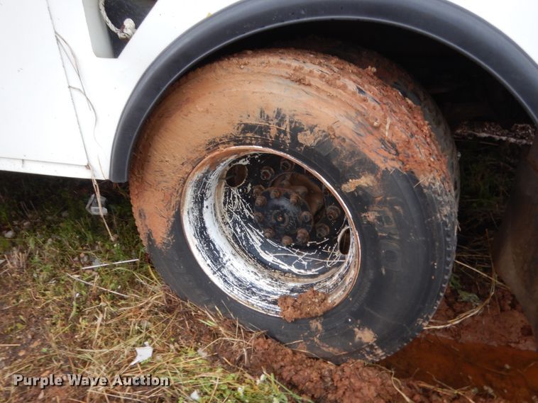 image for item IP9884 1998 International 4700  bucket truck