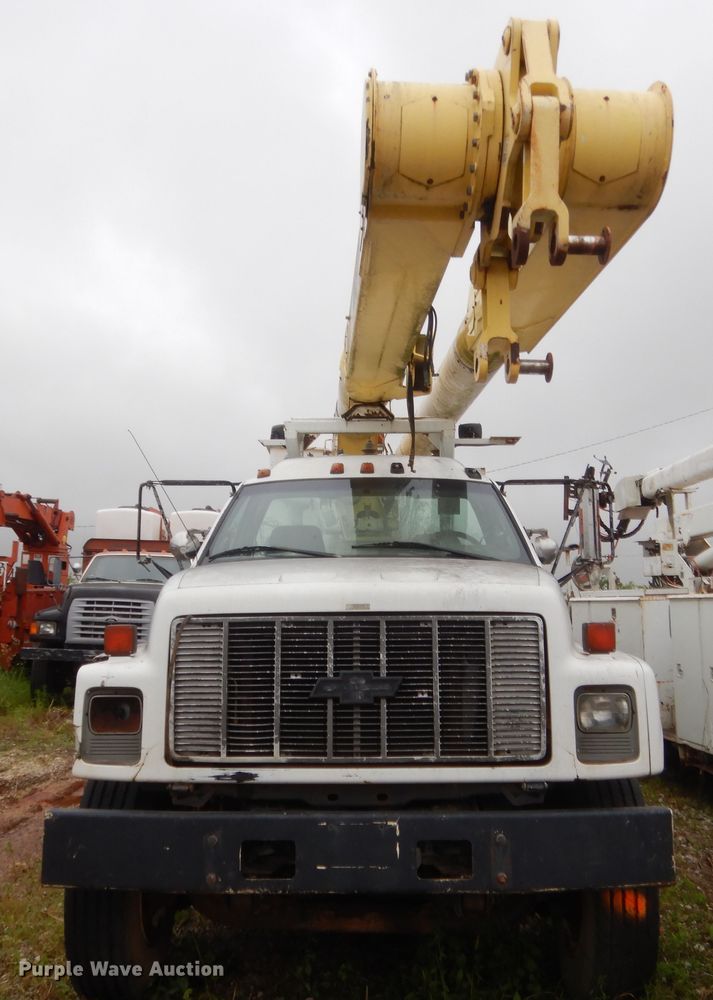 image for item IP9885 2001 Chevrolet C7500  bucket truck