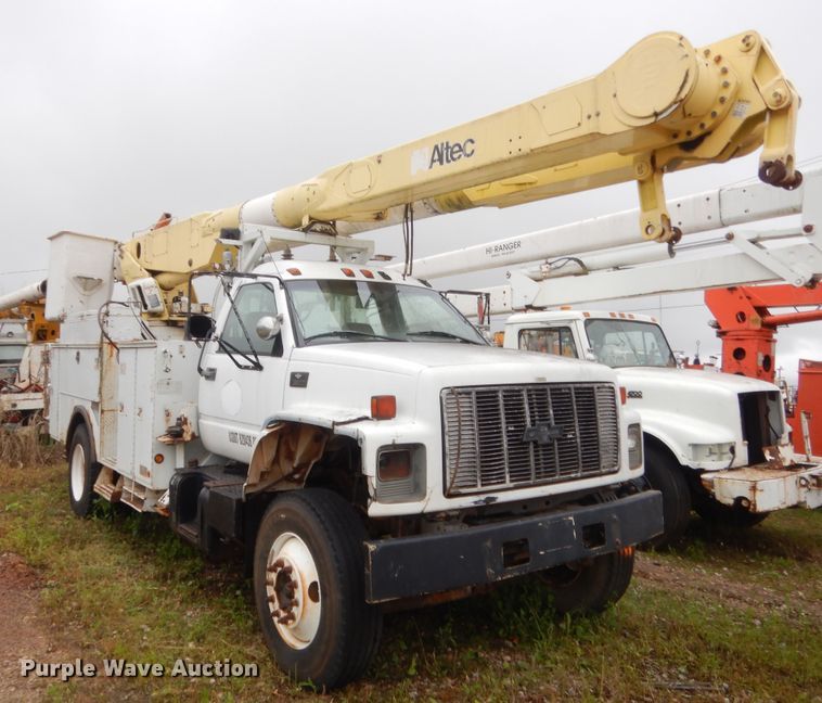 image for item IP9885 2001 Chevrolet C7500  bucket truck