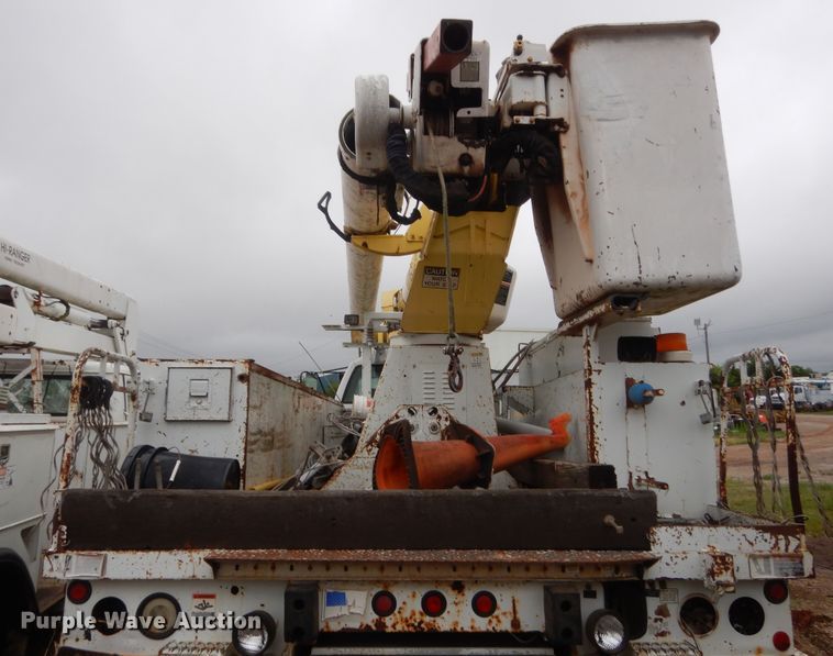 image for item IP9885 2001 Chevrolet C7500  bucket truck