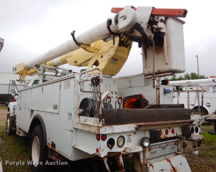 image for item IP9885 2001 Chevrolet C7500  bucket truck