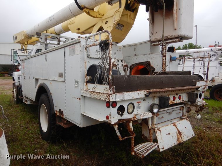 image for item IP9885 2001 Chevrolet C7500  bucket truck