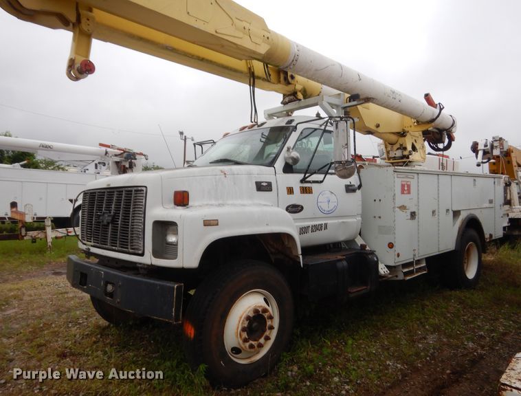 image for item IP9885 2001 Chevrolet C7500  bucket truck