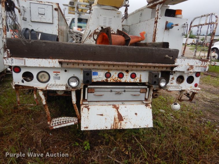 image for item IP9885 2001 Chevrolet C7500  bucket truck