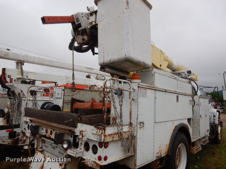 image for item IP9885 2001 Chevrolet C7500  bucket truck