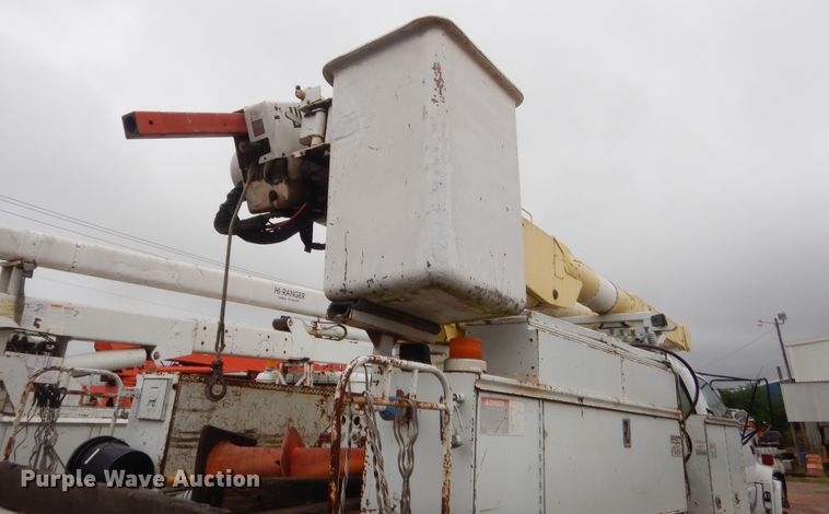 image for item IP9885 2001 Chevrolet C7500  bucket truck