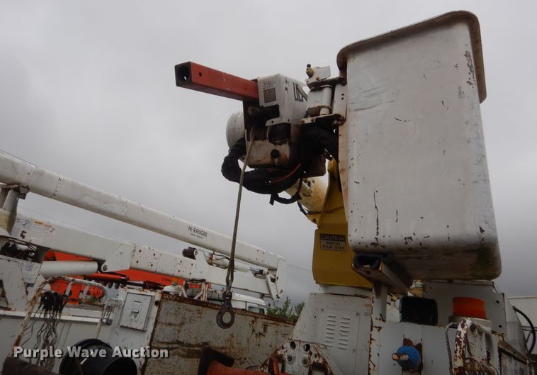 image for item IP9885 2001 Chevrolet C7500  bucket truck