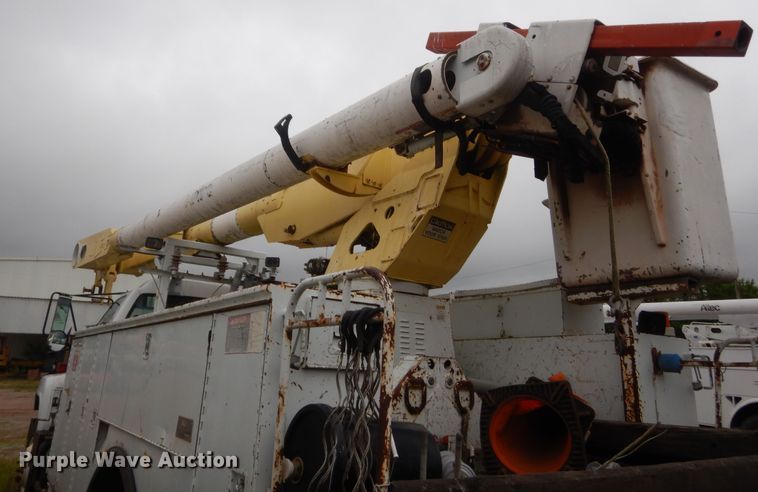 image for item IP9885 2001 Chevrolet C7500  bucket truck