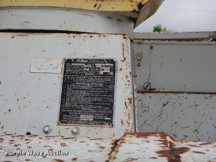 image for item IP9885 2001 Chevrolet C7500  bucket truck