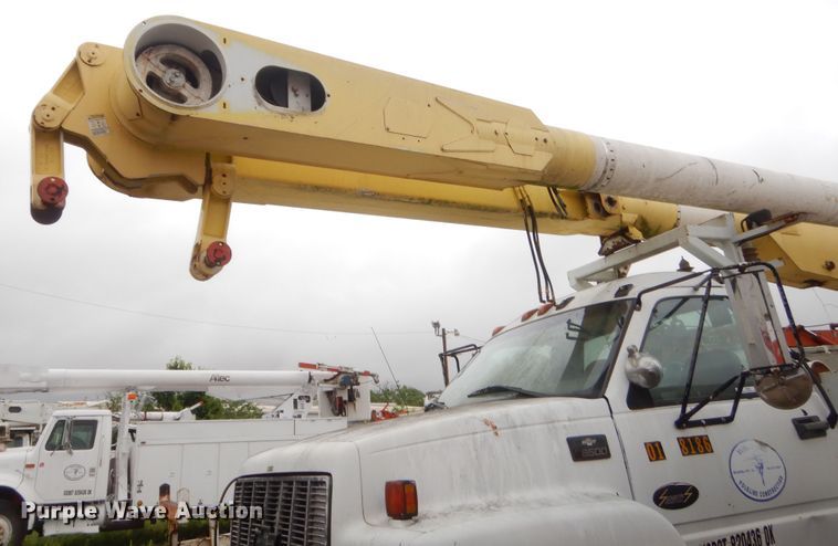 image for item IP9885 2001 Chevrolet C7500  bucket truck