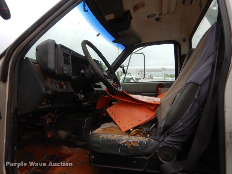 image for item IP9885 2001 Chevrolet C7500  bucket truck