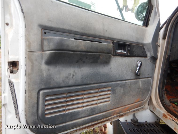 image for item IP9885 2001 Chevrolet C7500  bucket truck