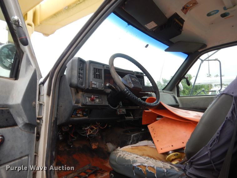 image for item IP9885 2001 Chevrolet C7500  bucket truck