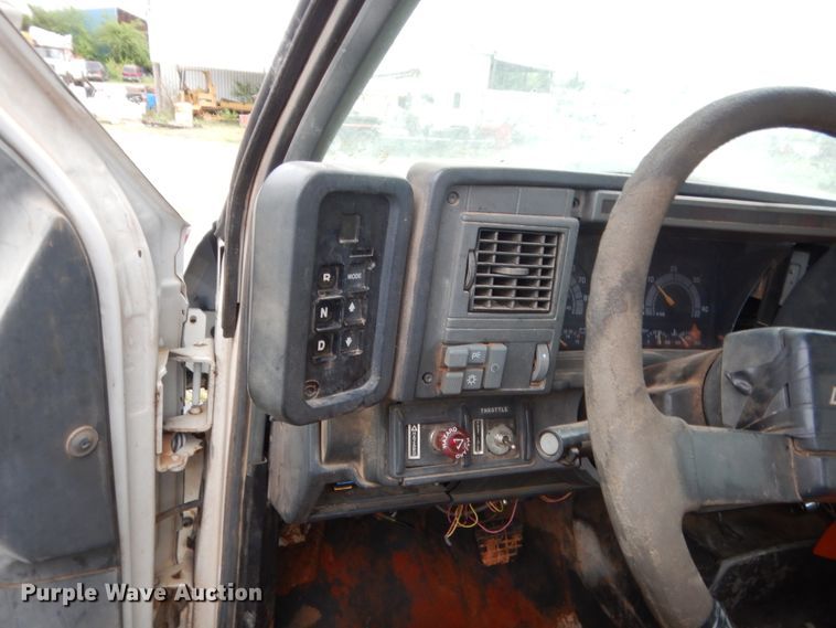 image for item IP9885 2001 Chevrolet C7500  bucket truck