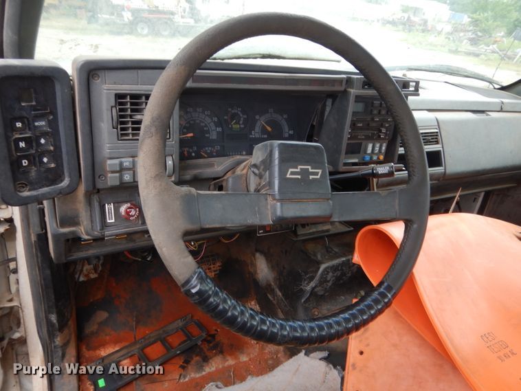 image for item IP9885 2001 Chevrolet C7500  bucket truck