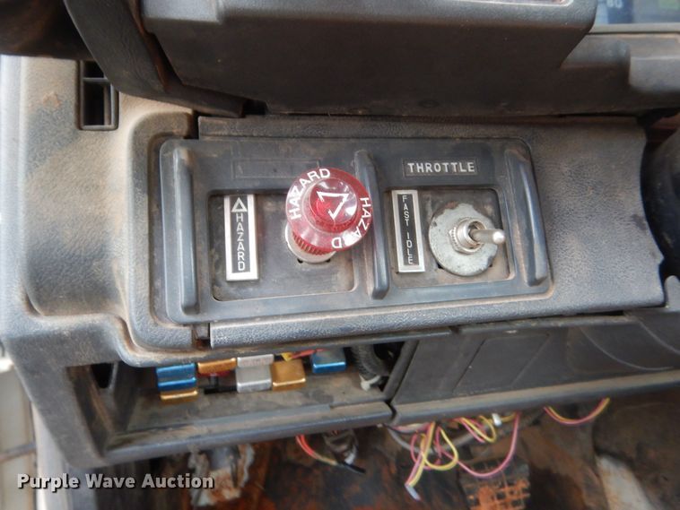 image for item IP9885 2001 Chevrolet C7500  bucket truck