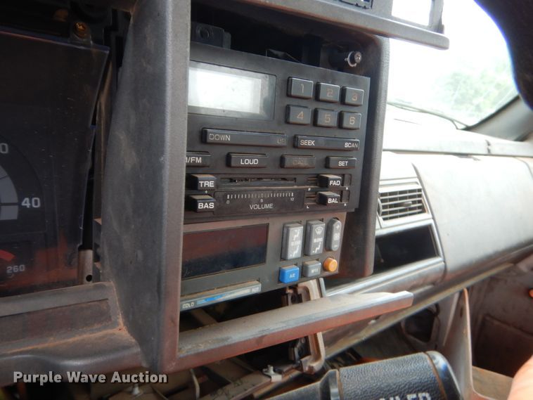 image for item IP9885 2001 Chevrolet C7500  bucket truck