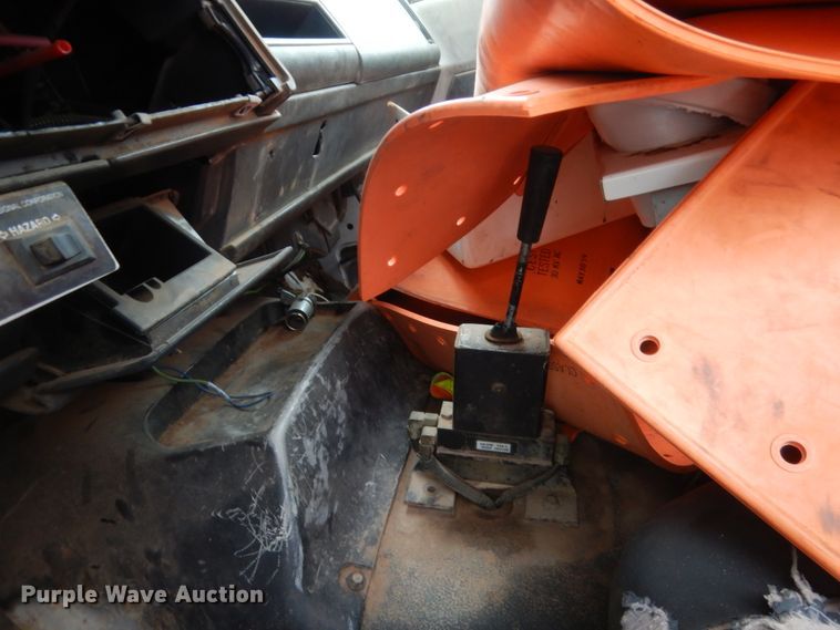 image for item IP9885 2001 Chevrolet C7500  bucket truck