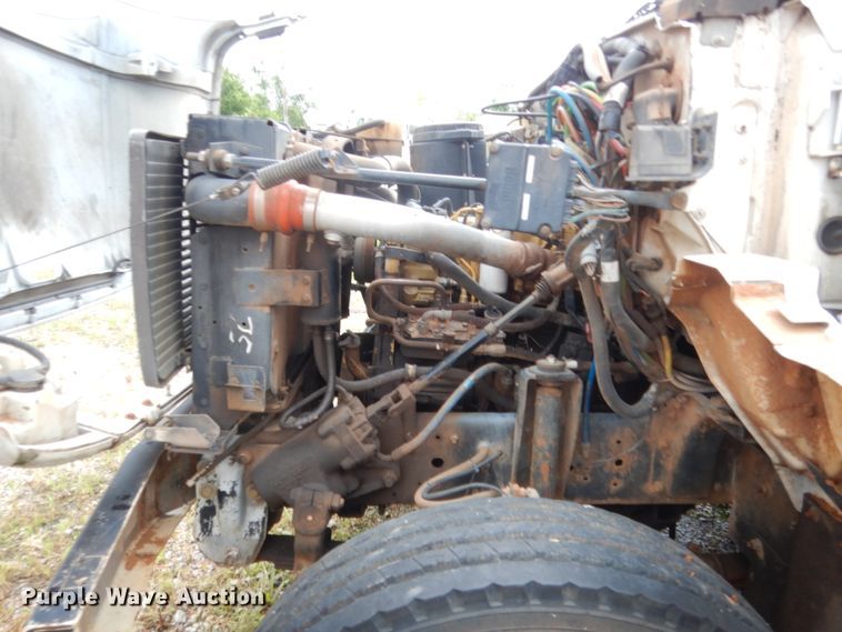 image for item IP9885 2001 Chevrolet C7500  bucket truck