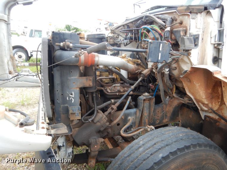 image for item IP9885 2001 Chevrolet C7500  bucket truck