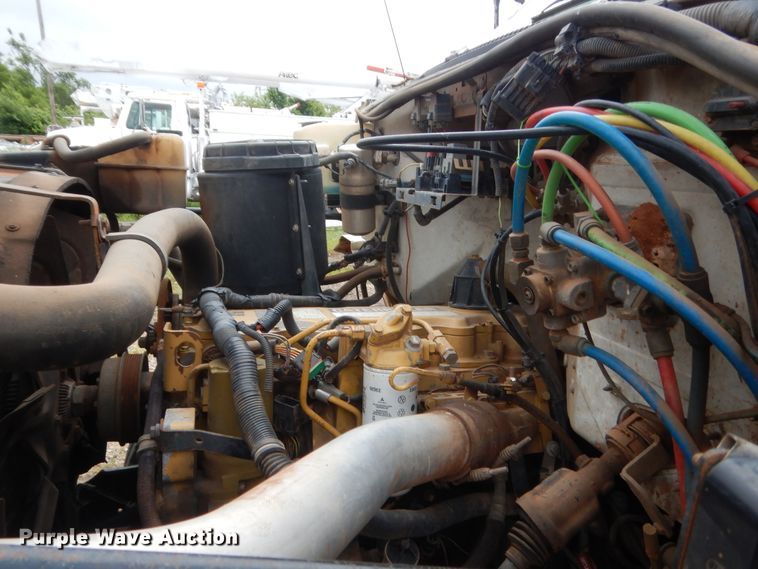 image for item IP9885 2001 Chevrolet C7500  bucket truck