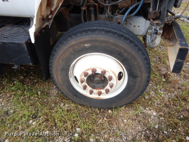 image for item IP9885 2001 Chevrolet C7500  bucket truck