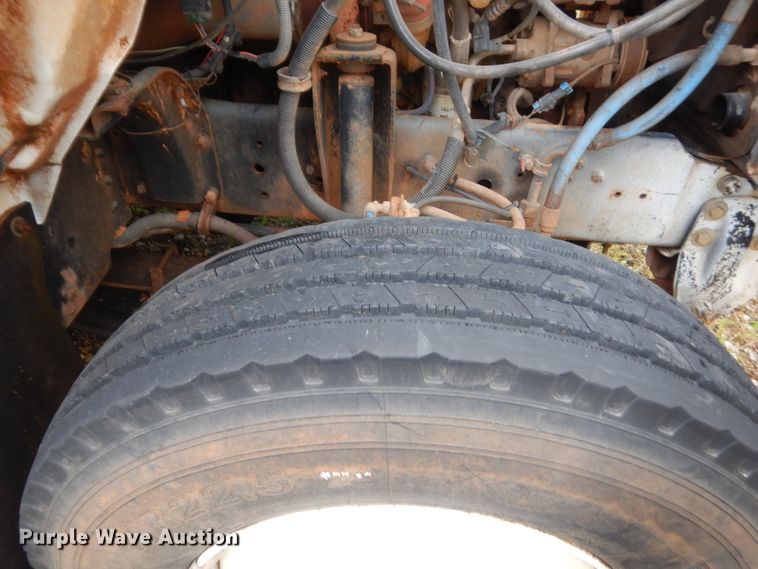 image for item IP9885 2001 Chevrolet C7500  bucket truck