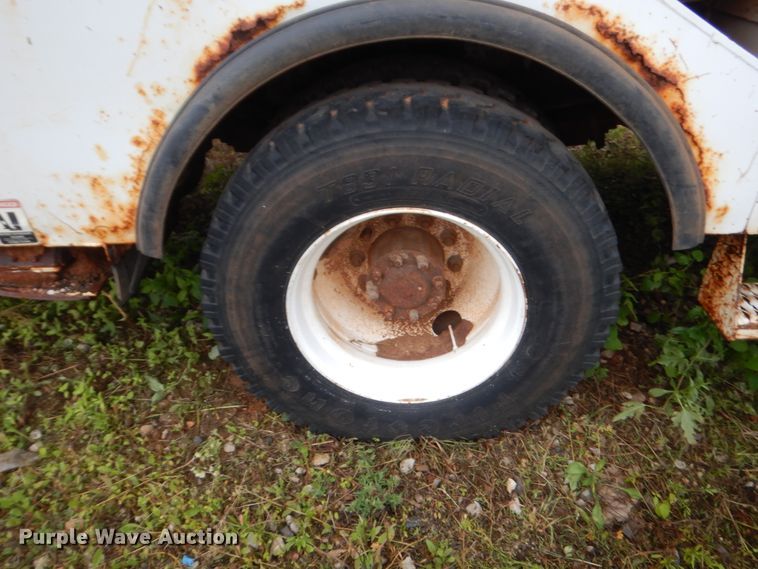 image for item IP9885 2001 Chevrolet C7500  bucket truck