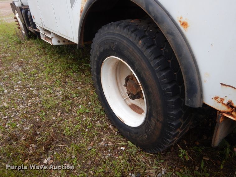 image for item IP9885 2001 Chevrolet C7500  bucket truck