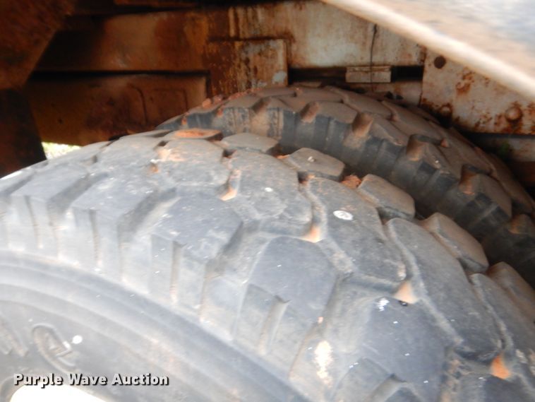 image for item IP9885 2001 Chevrolet C7500  bucket truck