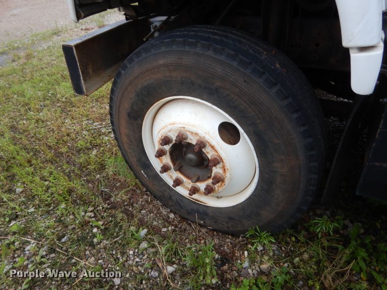 image for item IP9885 2001 Chevrolet C7500  bucket truck