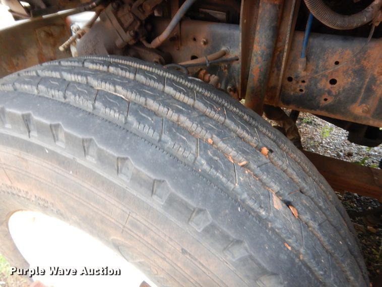 image for item IP9885 2001 Chevrolet C7500  bucket truck