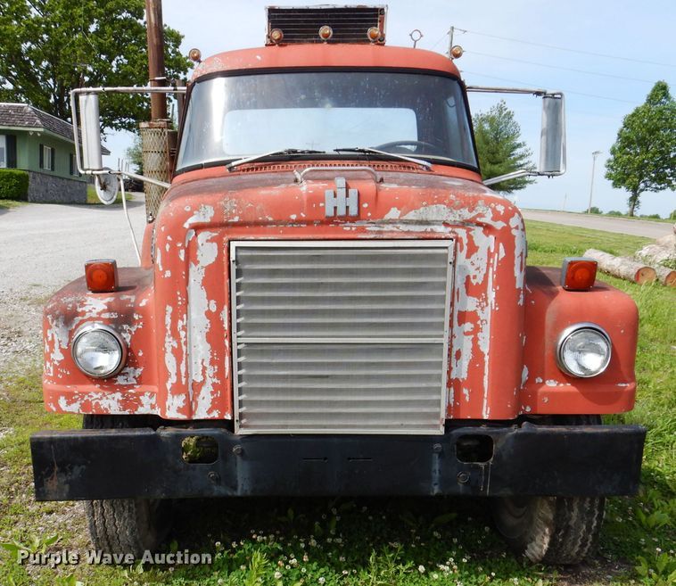 image for item IQ9505 1968 International Fleetstar 2000  semi truck