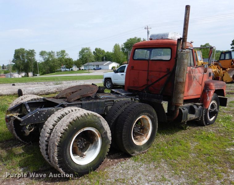 image for item IQ9505 1968 International Fleetstar 2000  semi truck