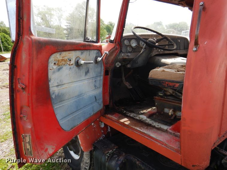 image for item IQ9505 1968 International Fleetstar 2000  semi truck