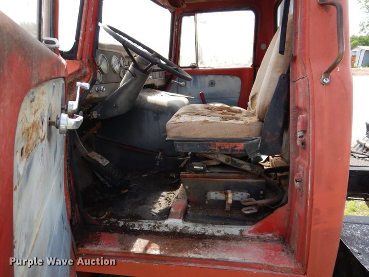 image for item IQ9505 1968 International Fleetstar 2000  semi truck